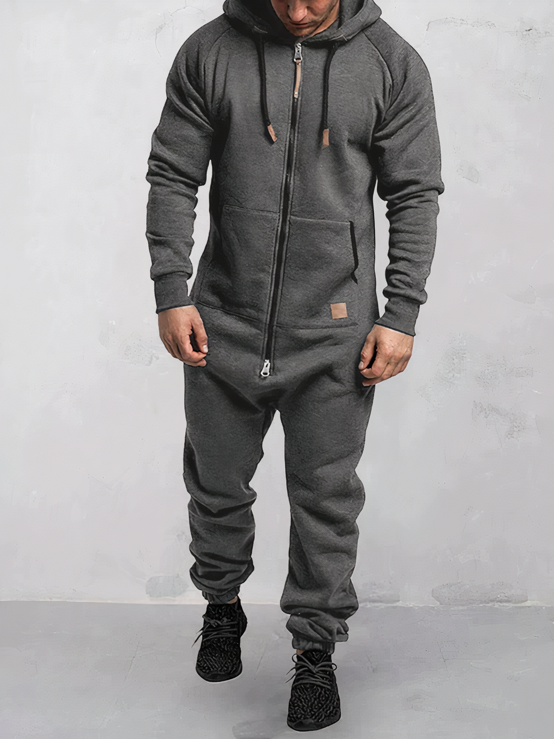 Stilvoller Herren Freizeitanzug mit Hoodie für das ganze Jahr. Modische Sportbekleidung, komfortabel für Sport & Freizeit.