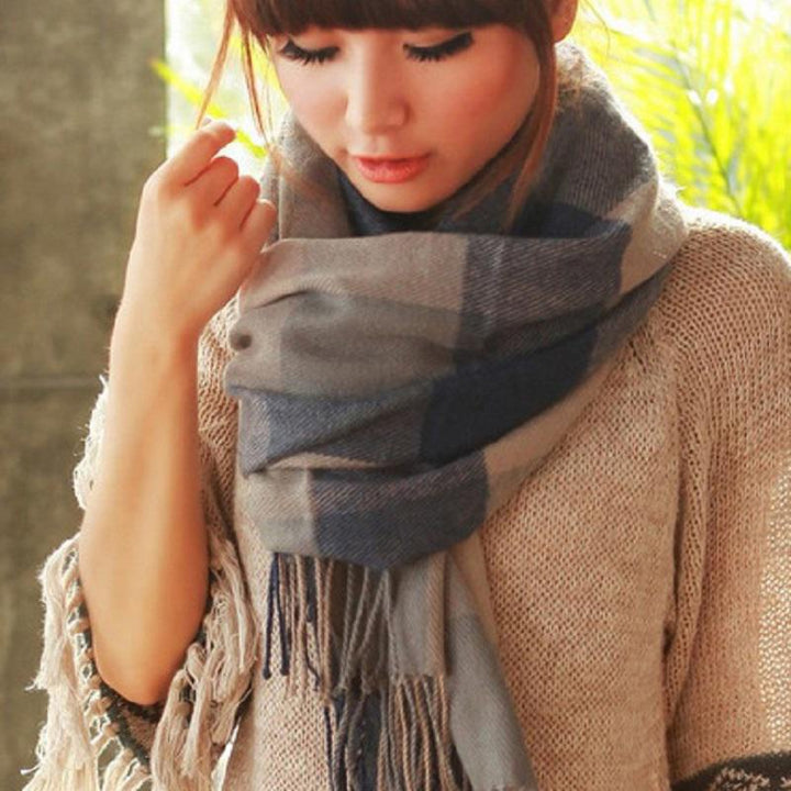 Farbenfroher Herbstschal für Damen, modisch und elegant, bringt Stil in jedes Winteroutfit.