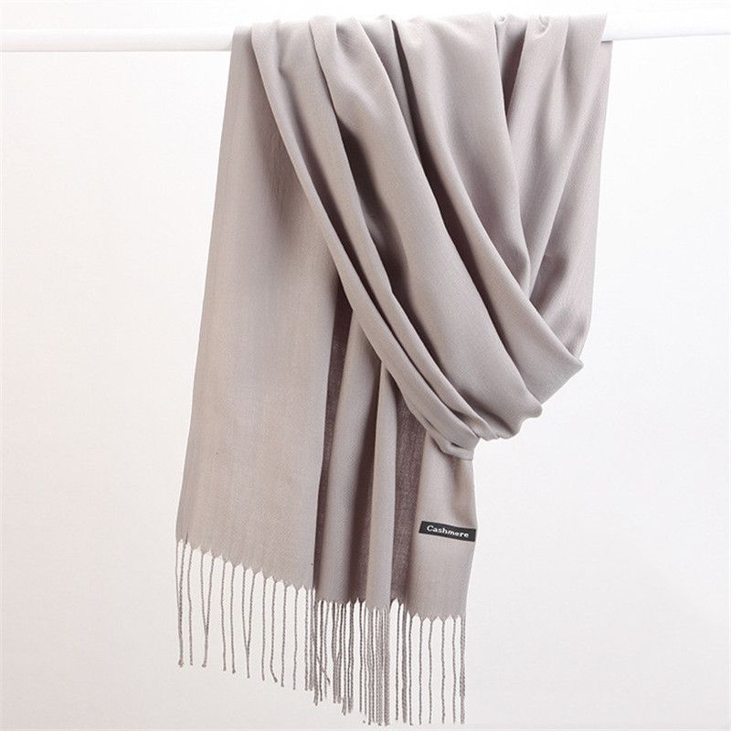 Warmer Damen-Schal Faith, bequem und modisch, perfekt für kühle Herbsttage.