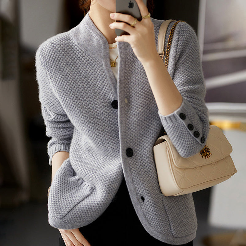 Gemütliche Herbst-Strickweste für Damen, elegant und vielseitig, ideal als modische Oberbekleidung für Frauen.