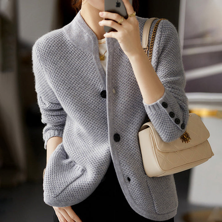 Gemütliche Herbst-Strickweste für Damen, elegant und vielseitig, ideal als modische Oberbekleidung für Frauen.