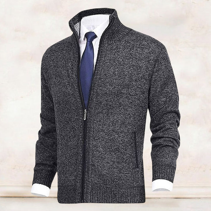 Kuschelige Herren-Strickweste mit praktischem Reißverschluss; ideal für lässige oder elegante Herbstlooks.