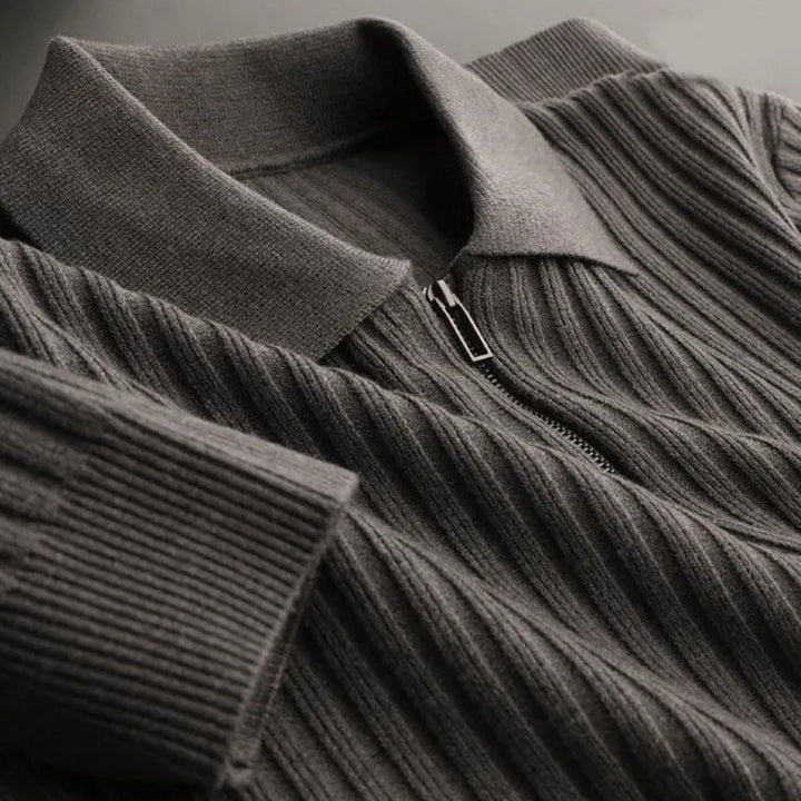 Mann kombiniert eleganten Herren Polopullover mit Reißverschluss zum Business-Casual-Outfit. Vielseitig & stilvoll.