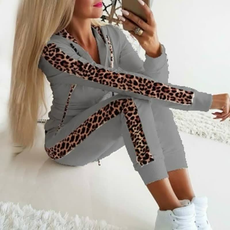 Damen Jogginganzug mit Kapuze, seitlicher Ansicht. Bequeme Sportbekleidung und lässige Ganzjahresmode.