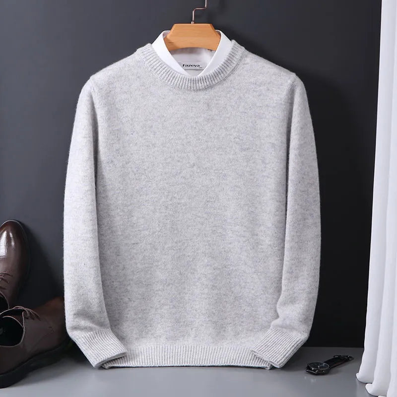 Klassischer Herren Pullover mit Rundhals und langen Ärmeln, ideal für Herbstmode und winterliche Outfits.