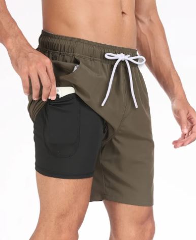 Zweilagige Herren Badeshorts, dehnbar, mit Handytasche, perfekt für Schwimmen & Freizeit.