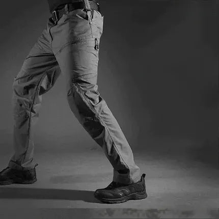 Vielseitige Männerhose, funktional und robust, perfekt für Outdoor-Sport und harte Arbeit.