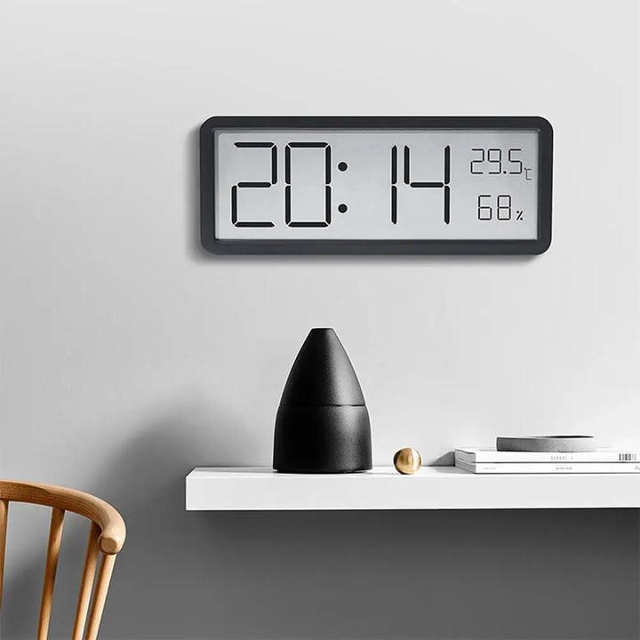 Minimalistische digitale LED-Bürouhr/Schlafzimmeruhr mit großem Display für Zeit, Temperatur und Feuchtigkeit.