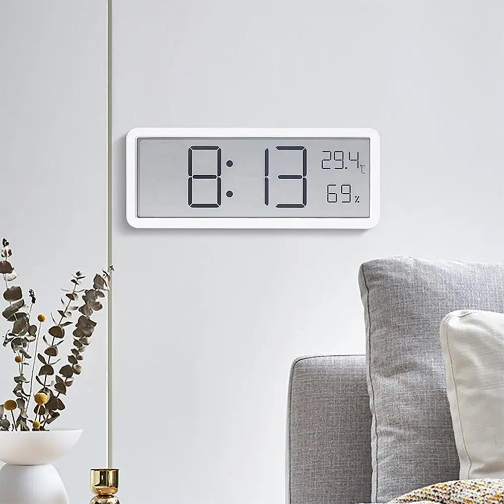 Nahaufnahme des großen LED-Displays der digitalen Uhr, deutlich sichtbar Uhrzeit, Temperatur und Luftfeuchtigkeit.
