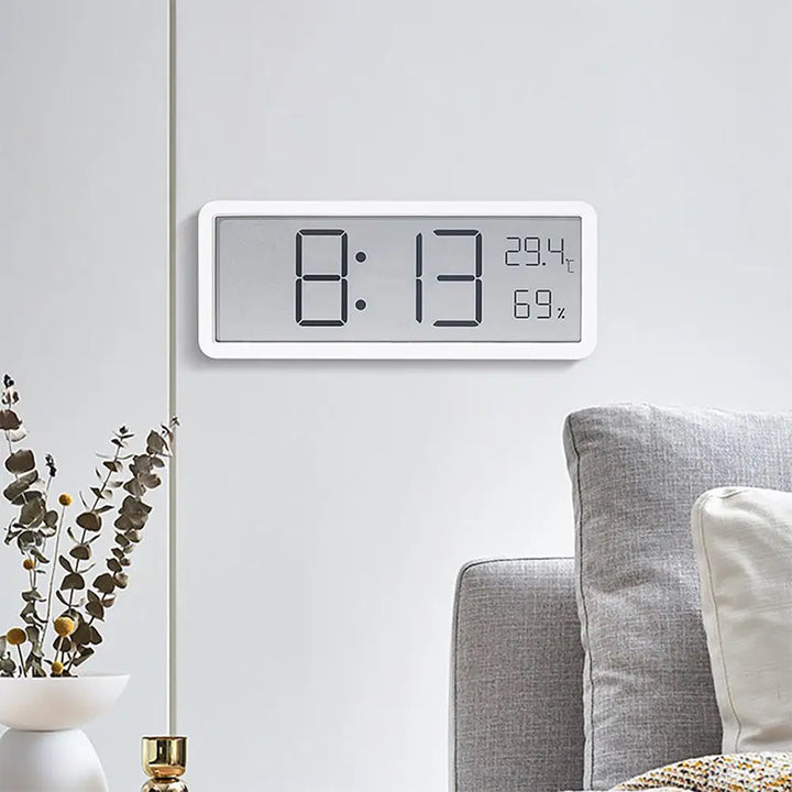 Nahaufnahme des großen LED-Displays der digitalen Uhr, deutlich sichtbar Uhrzeit, Temperatur und Luftfeuchtigkeit.