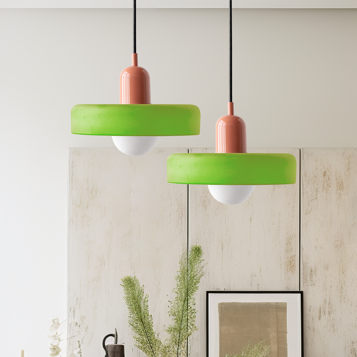 Farbenfrohe Buntglas Pendelleuchte, modern. Stilvolle Glaslampe für anspruchsvolle Innenräume.