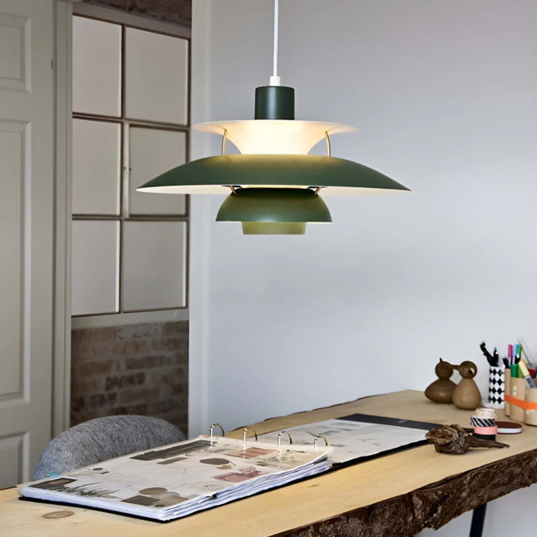 Helle, moderne LED Pendelleuchte mit bunten Elementen für ein lebendiges Ambiente.