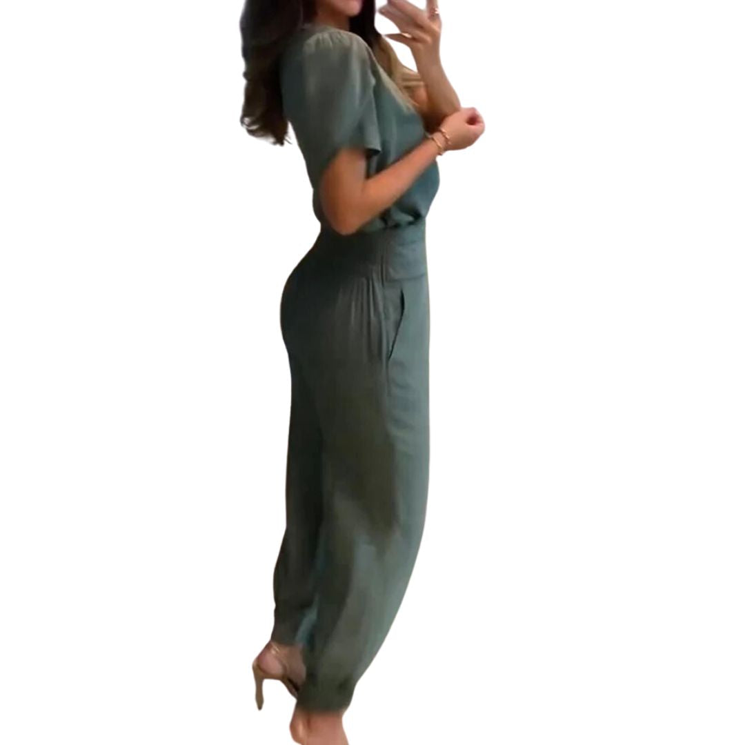 Junge Frau trägt bequemes Damen Kara Kleidungsset in heller Farbe, stehend, lächelnd. Moderner Freizeitlook.