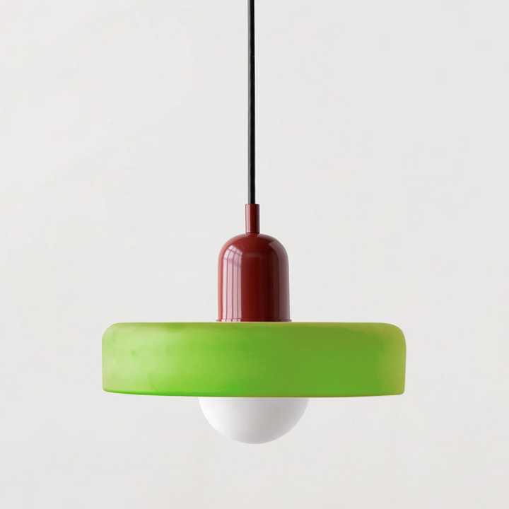 Elegante Glas-Pendelleuchte, bunte Farben, im Bauhaus-Design, für eine warme Atmosphäre.
