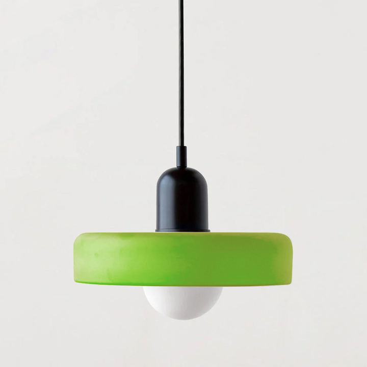 Stilvolle Buntglas Pendelleuchte, farbenfroh. Moderne Glaslampe für harmonische Beleuchtung.