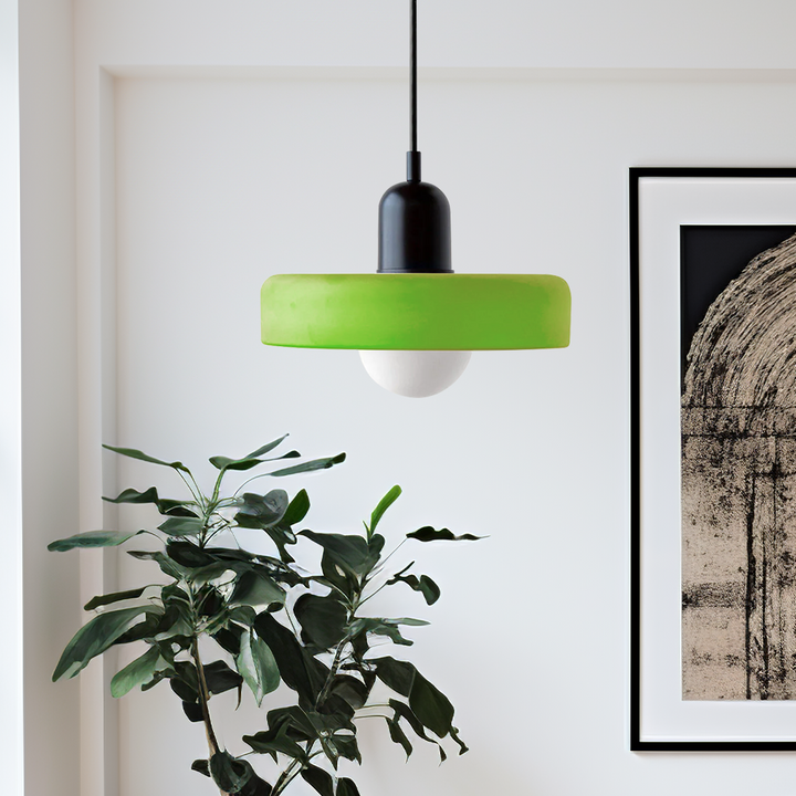 Dekorative Buntglas Hängelampe, farbenfroh. Moderne Pendelleuchte mit künstlerischem Flair.