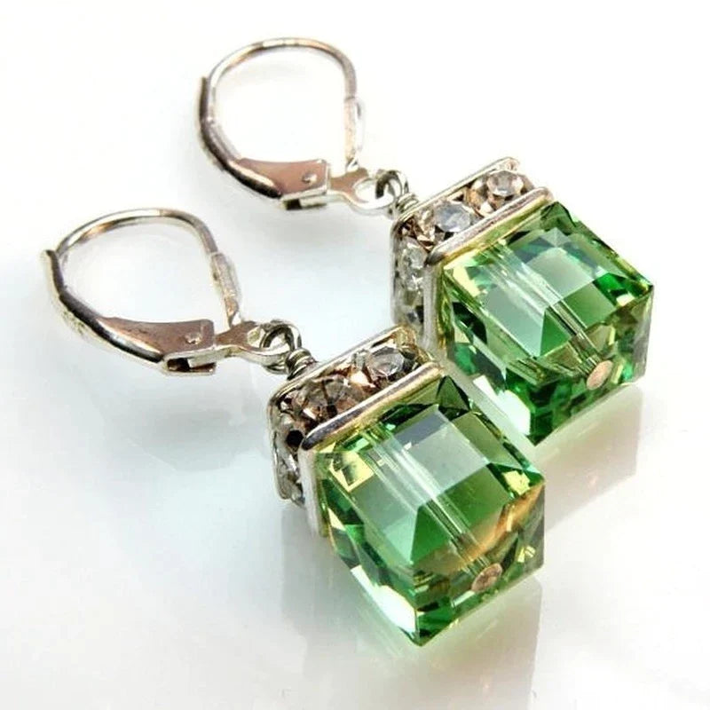 Detaillierte Nahaufnahme von eleganten Damen Peridot-Kristall-Tropfenohrringen aus Silber. Grüne Edelsteinohrringe.