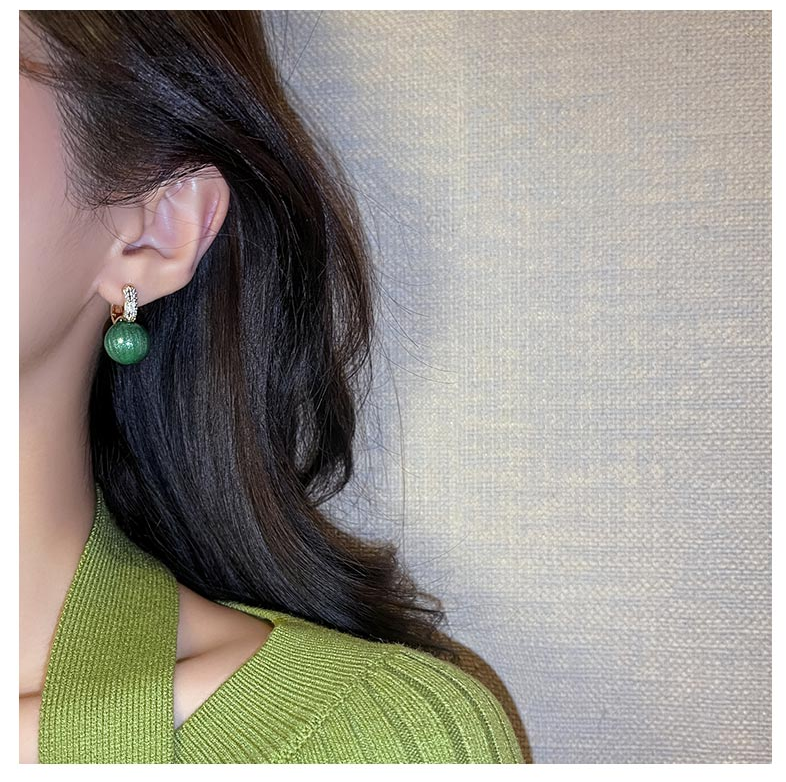 Klassische Tropfenohrringe für Damen mit luxuriösen grünen Perlen, vergoldete Fassung, rundes Design.