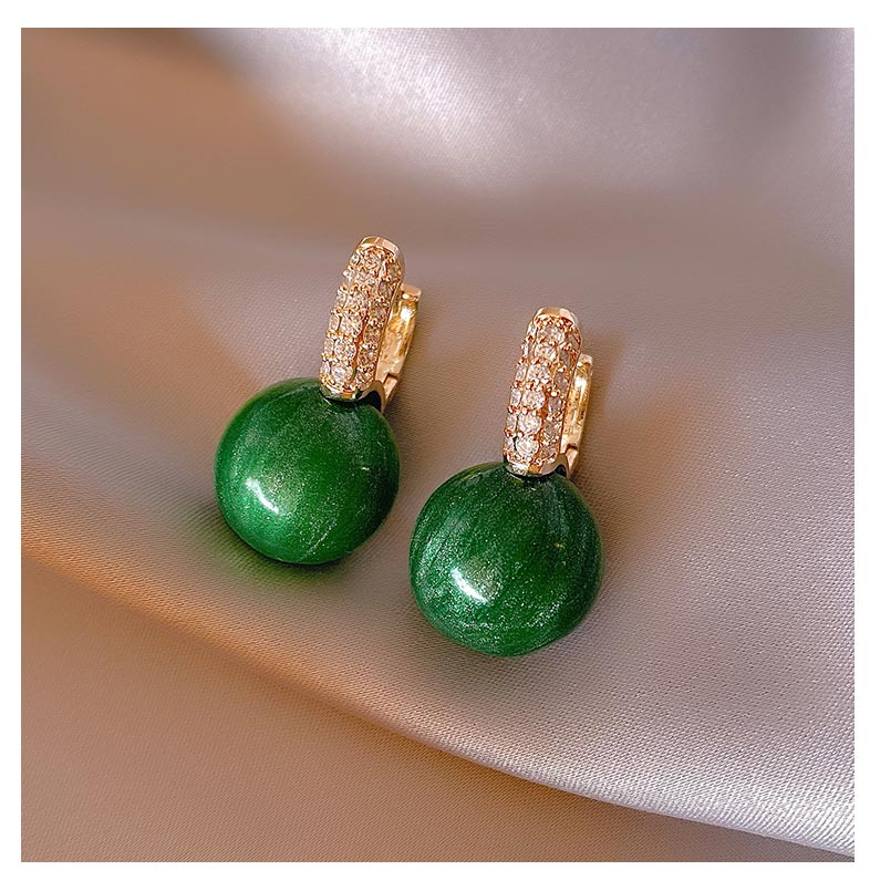 Elegante Damen Ohrringe mit grünen Perlen, vergoldet, als luxuriöses Schmuck Accessoire.