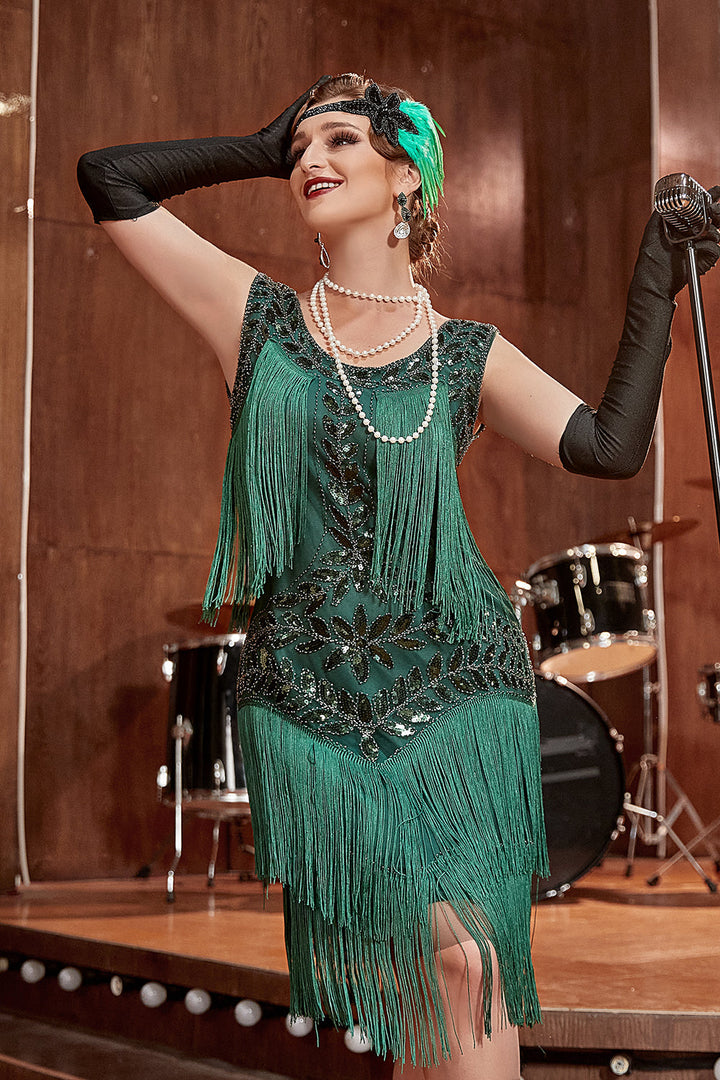 Frau trägt glamouröses Damen Charleston Abendkleid mit Pailletten & Fransen für festliche Anlässe.