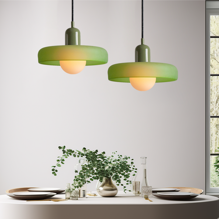 Moderne Buntglas Pendelleuchte, farbenfroh. Hängelampe für kreative Wohnideen.