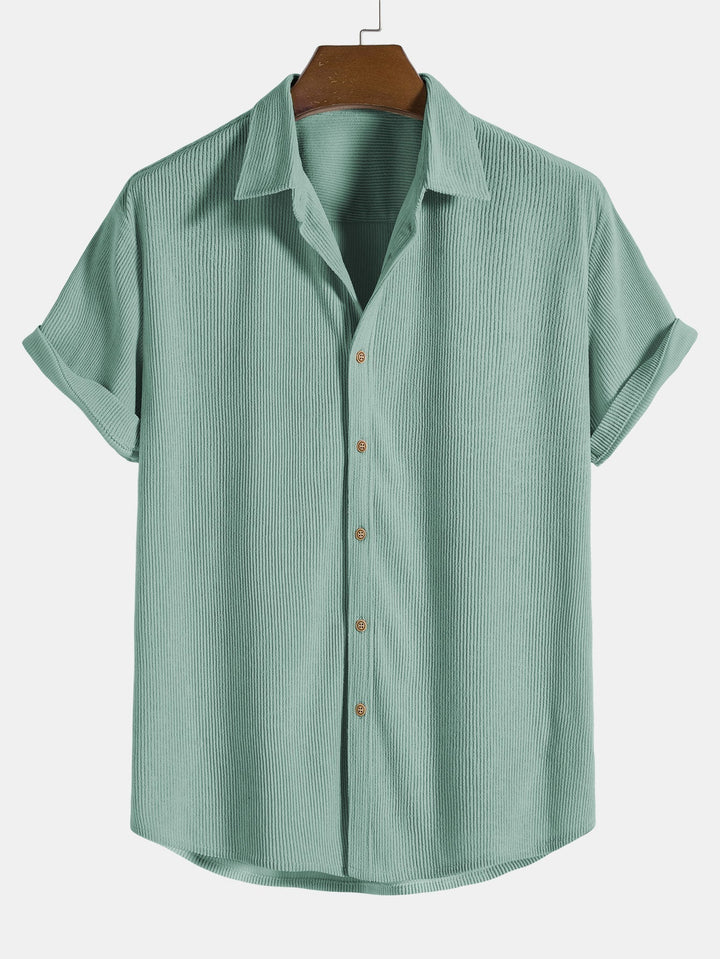Trendiges Herren Outfit: Gestreiftes Sommer-Shirt & bequeme Kurze Hose, perfekt für warme Tage.
