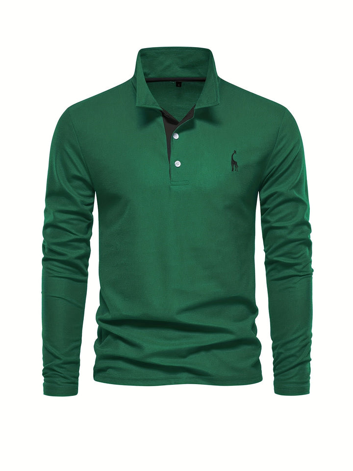 Mann trägt marineblaues Langarm Poloshirt, entspannt und stilvoll, ideal für Spaziergänge im Herbst.
