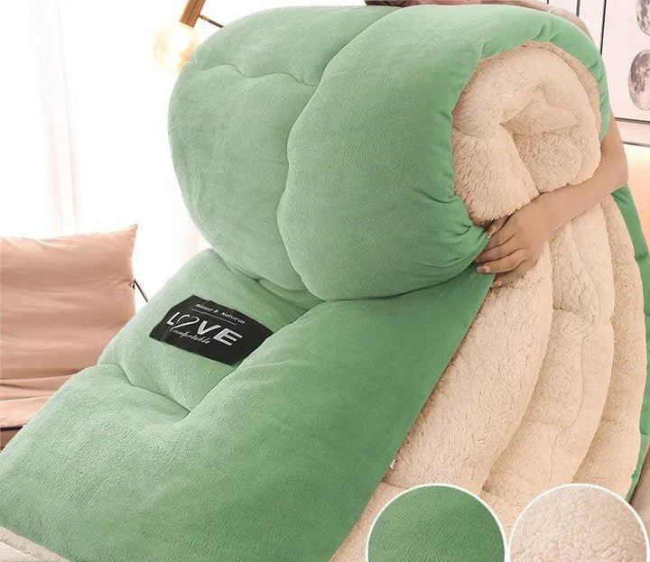 Luxuriöse gesteppte Flanell-Winterdecke, doppellagig & atmungsaktiv, bietet extra Wärme im Schlafzimmer.