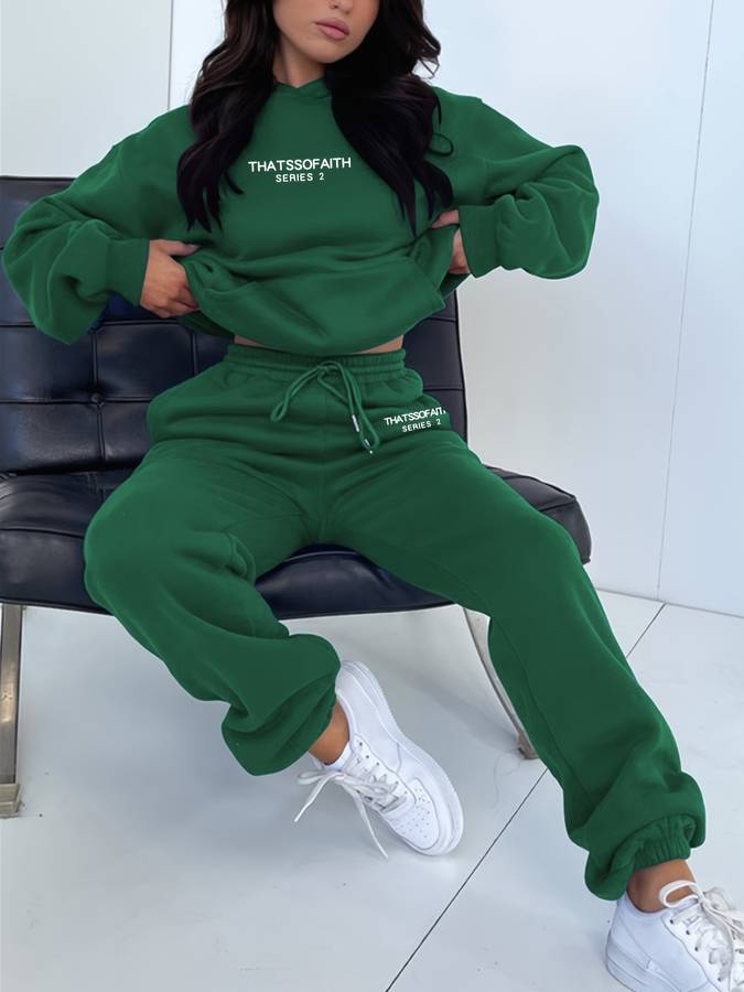Damen Jogginghose und Pullover Set. Kuscheliges Loungewear Outfit für gemütliche Stunden und den Alltag.