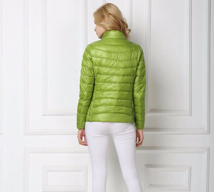 Detailaufnahme: Elegante Damen Steppjacke, wasserfest, leicht & warm, ideal für kühle Tage im Herbst.