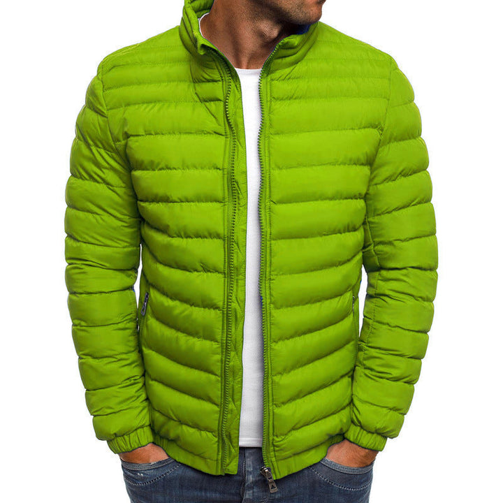 Detaillierte Ansicht der Steppung einer Herren Pufferjacke. Warme, dunkelblaue Winterjacke aus robustem Material.