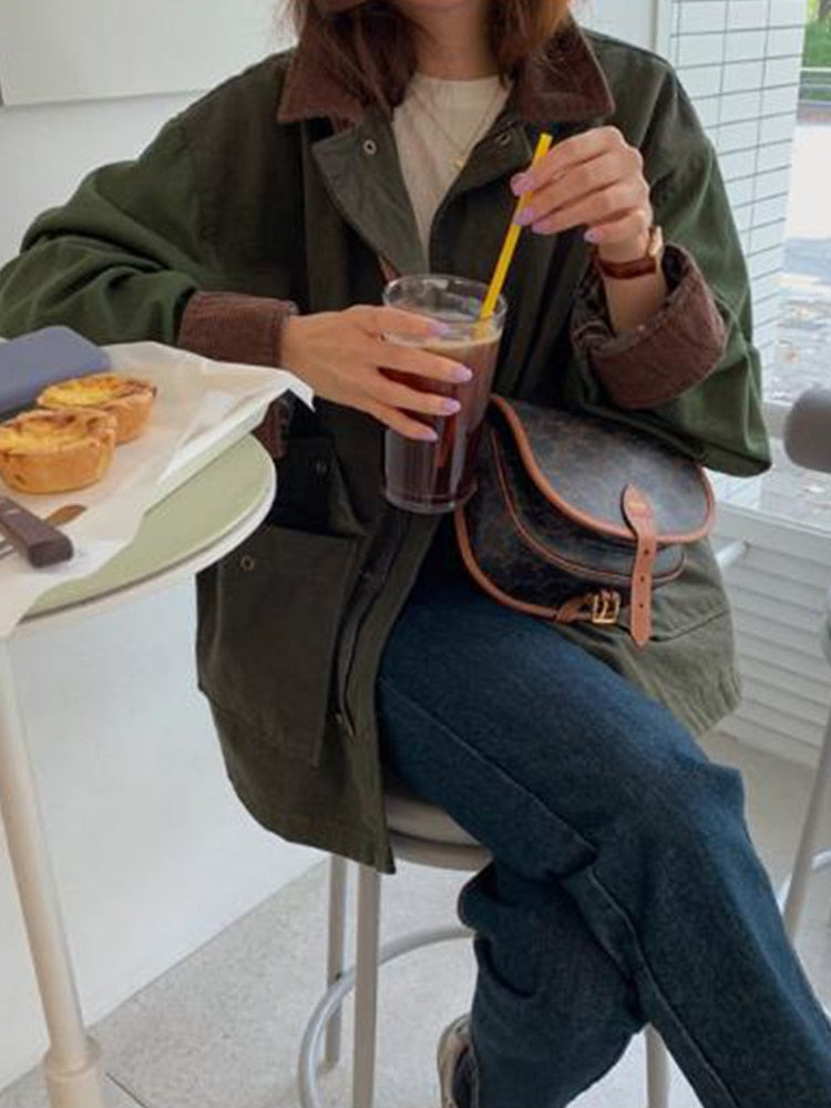 Bequeme Damen Bomberjacke für den Herbst, warm & wasserabweisend. Modische Oversized Damenmode für kühle Tage.