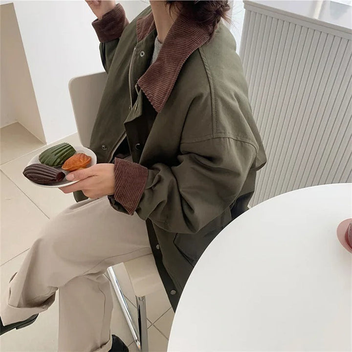 Modische Damen Übergangsjacke: wasserabweisend, warm & oversized. Ideal als stilvolle Bomberjacke für den Herbst.