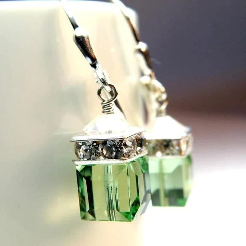 Minimalistische grüne Peridot-Kristall-Tropfenohrringe für Damen, aus Sterlingsilber, moderner Edelsteinschmuck.