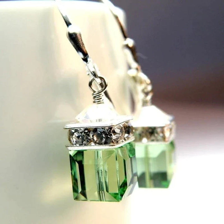 Minimalistische grüne Peridot-Kristall-Tropfenohrringe für Damen, aus Sterlingsilber, moderner Edelsteinschmuck.