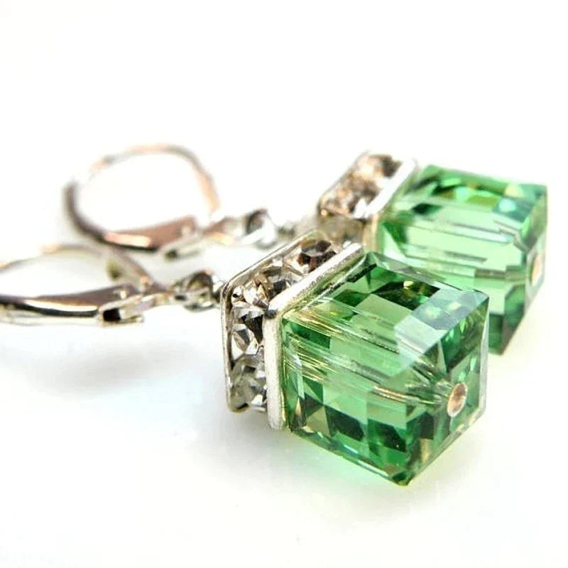Stilvolle Damen-Tropfenohrringe mit leuchtendem Peridot-Kristall, elegante grüne Silberohrringe als Geschenkidee.