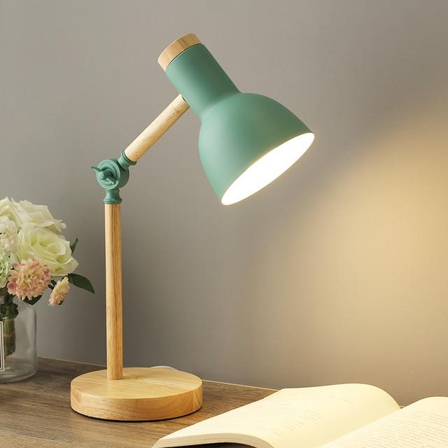 Skandinavische Tischlampe mit hellem Holzfuß und mattweißem Metallschirm für modernes Wohnzimmer.