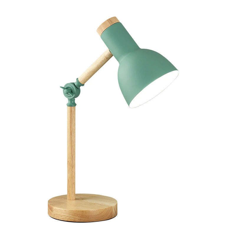 Gemütliche Leselampe im skandinavischen Design mit Holzbasis & gerichteten Metallschirm, schafft warmes Licht.