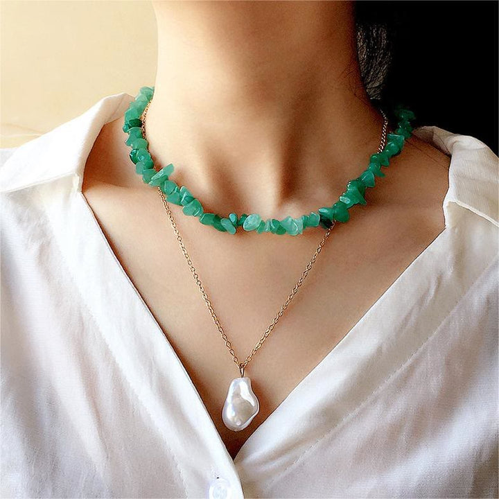Elegante Damen-Halskette mit natürlichen, glatt polierten Steinen; individueller Schmuck.