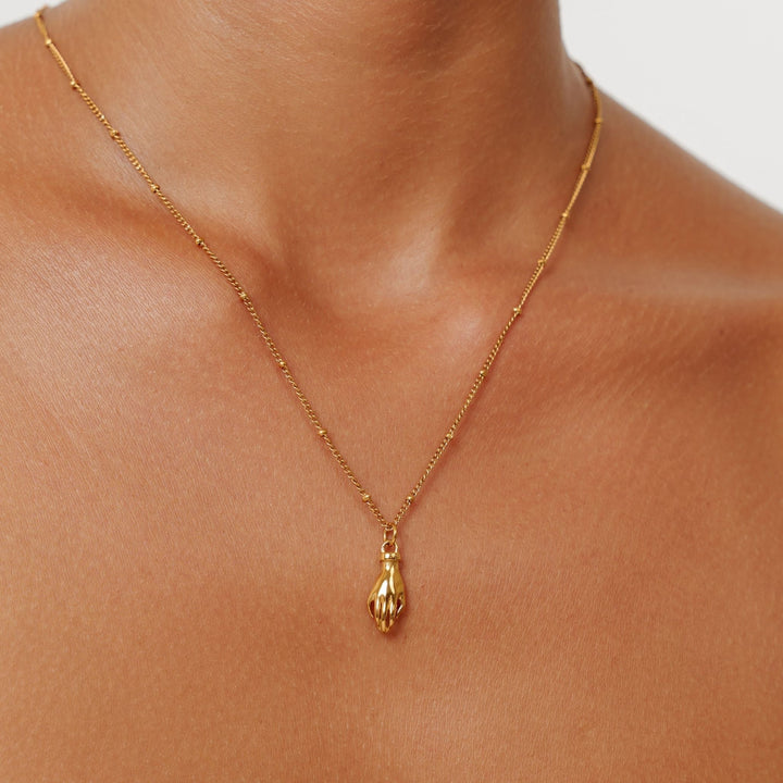 Wasserdichte Goldhalskette für Damen mit Schutz Hand Anhänger & grünem Zirkon. Hypoallergener Edelstahlschmuck.
