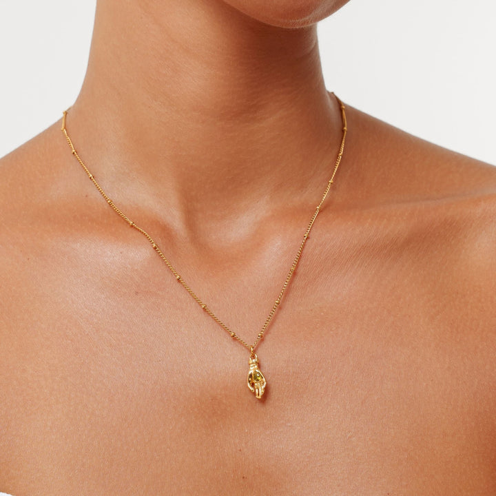 Modische Goldkette für Damen mit Schutz Hand Anhänger & grünem Zirkon. Perfekt als wasserdichtes Statement-Piece.