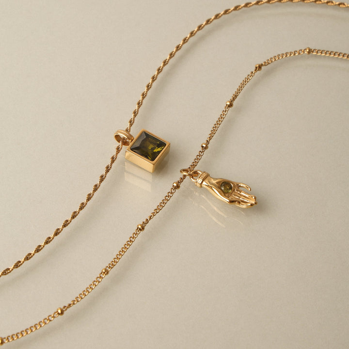 Zeitlose Damenhalskette goldfarben, Schutz Hand Anhänger & grünem Zirkon. Wasserfester Edelstahlschmuck, Geschenk.