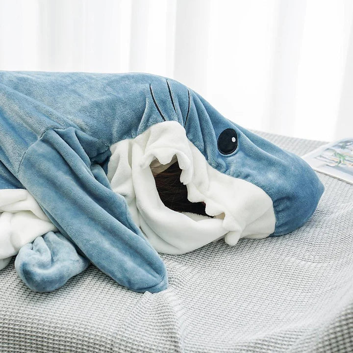 Fröhlicher Haifisch-Onesie für Kinder, unisex. Ideal als gemütlicher Jumpsuit oder lustiges Tierkostüm.