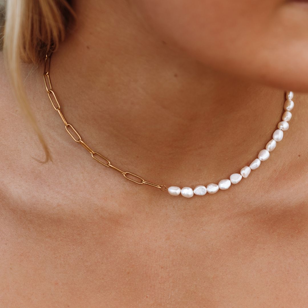 Elegante Damen Perlen Halskette in Gold, verstellbar und wasserfest, ideal für jeden Anlass.