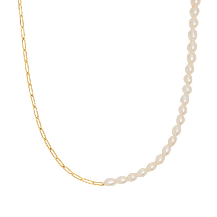 Goldene Halskette für Damen aus Edelstahl mit Süßwasserperlen, wasserfest, verstellbar und elegant.