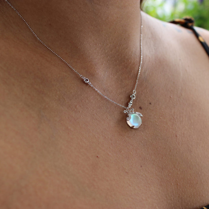 Filigrane Glühwürmchen-Halskette für Damen, mit rundem Mondstein-Anhänger. Natur-inspiriertes Silber-Schmuckstück.