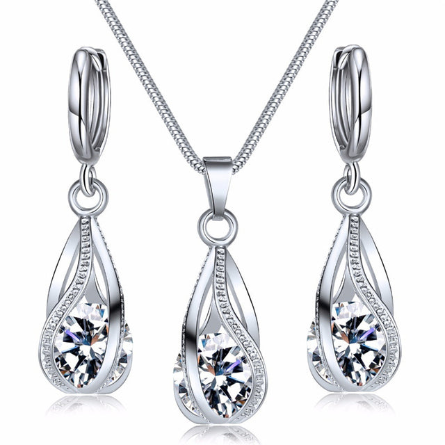 Festliches Weihnachts-Schmuckset für Damen: elegante Schneeflocken Halskette & passende Ohrringe aus Zirkon.