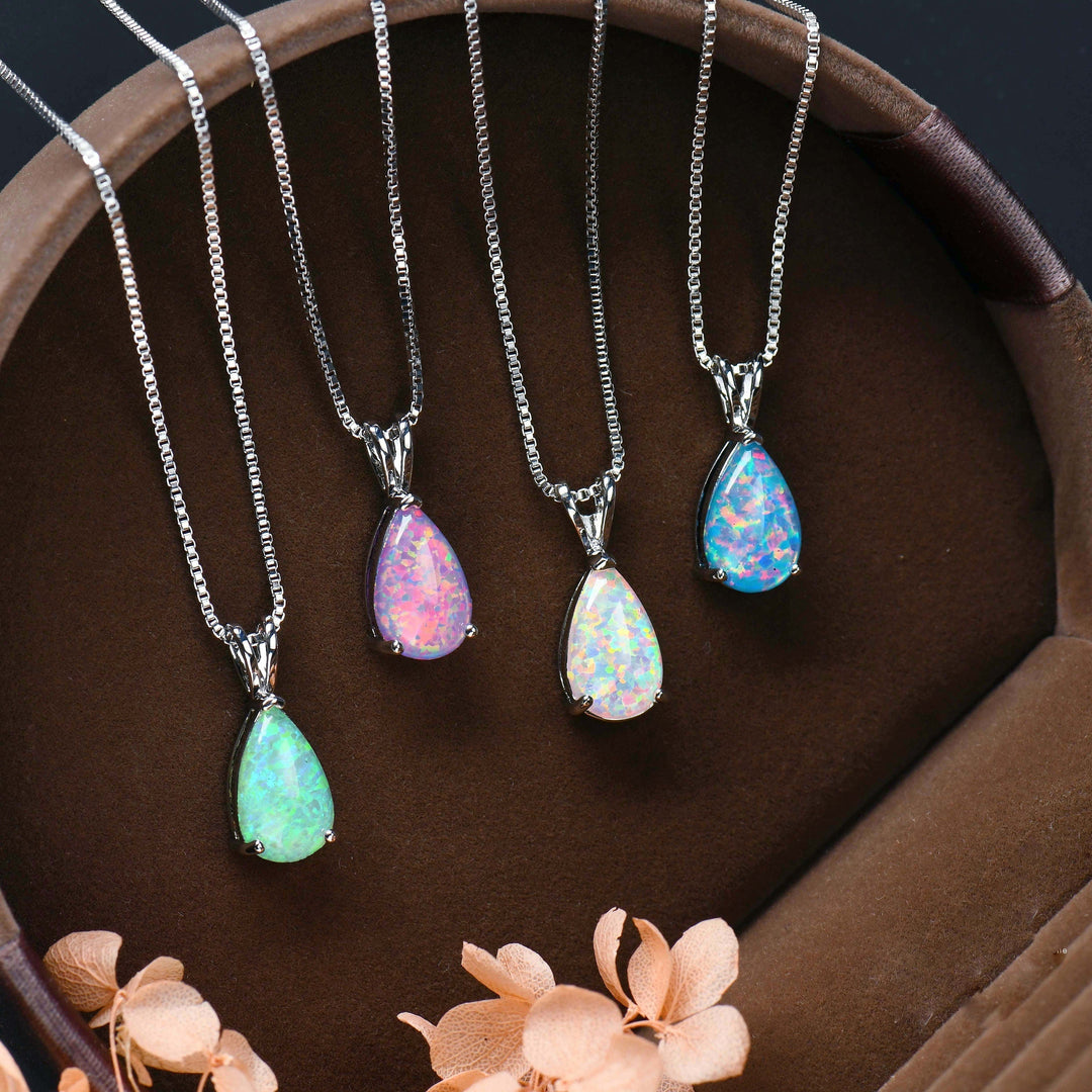 Damen Opal Tropfen-Halskette aus Roségold, minimalistisch & elegant, perfekter Edelsteinschmuck für Frauen.