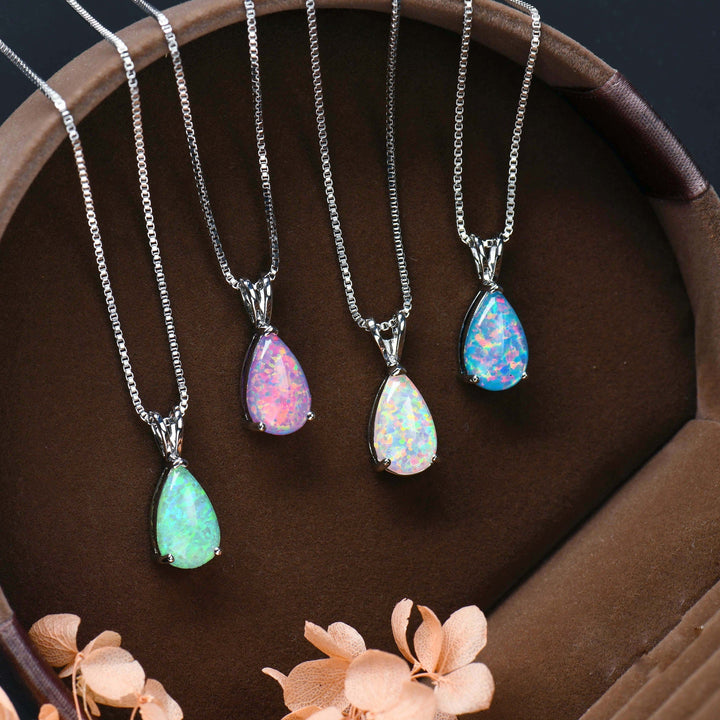 Damen Opal Tropfen-Halskette aus Roségold, minimalistisch & elegant, perfekter Edelsteinschmuck für Frauen.