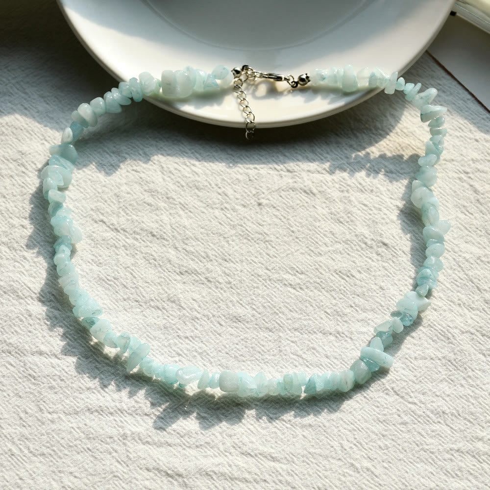 Auffällige Damen Kette mit glänzenden, polierten Natursteinen; individueller Stil.
